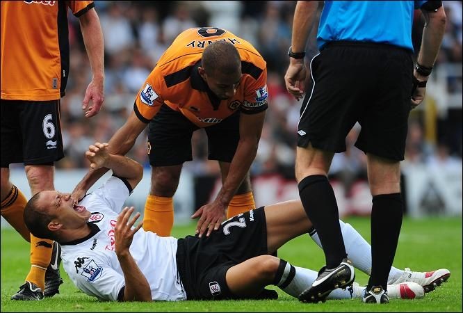 Tiền đạo Bobby Zamora chấn thương nặng ở chân trong trận đấu với Hull City